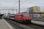 Re 460 114-2 durchfährt am 08.02.2024 den Bahnhof Pratteln.