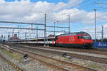 Re 460 003-7 durchfährt am 23.02.2024 den Bahnhof Muttenz.