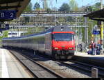 SBB - 460 099 an der Spitze eines IR bei der durchfahrt im Bhf.