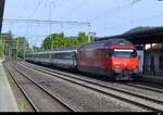 SBB - 460 115-9 mit IR bei der Durchfahrt im Bhf.