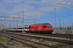 Re 460 054-0 durchfährt am 08.03.2024 den Bahnhof Muttenz.