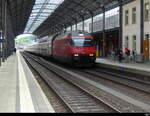 SBB - Lok 460 032-6 mit Doppelstockwagen bei der einfahrt im der Bahnhofshalle in Olten am 2024.05.18