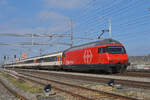 Re 460 047-4 durchfährt am 08.03.2024 den Bahnhof Muttenz.