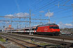 Re 460 057-5 durchfährt am 25.03.2024 den Bahnhof Muttenz.