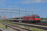 Re 460 051-6 durchfährt am 06.06.2024 den Bahnhof Muttenz.