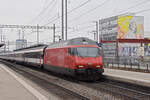 Re 460 103-5 durchfährt am 29.02.2024 den Bahnhof Pratteln.