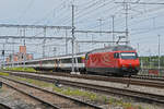 Re 460 084-7 durchfährt am 18.06.2024 den Bahnhof Muttenz.