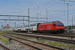 Re 460 071-4 durchfährt am 18.06.2024 den Bahnhof Muttenz.