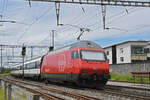 Re 460 033-4 verlässt am 11.06.2024 den Bahnhof Rheinfelden.