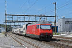 Re 460 033-4 durchfährt am 12.08.2024 den Bahnhof Rupperswil.