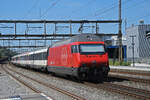 Re 460 038-3 durchfährt am 12.08.2024 den Bahnhof Rupperswil.