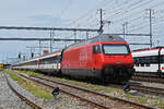 Re 460 113-4 durchfährt am 18.06.2024 den Bahnhof Muttenz.