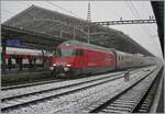 Der erste Schnee! Die SBB Re 460 068-0  Gütsch  wartet in Lausanne mit ihrem IR 90 1723 auf die Abfahrt nach Brig. 

21. November 2024