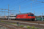 Re 460 071-4 durchfährt am 28.10.2024 den Bahnhof Muttenz.