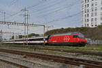 Re 460 030-0 durchfährt am 25.09.2024 den Bahnhof Pratteln.