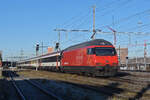 Re 460 077-1 durchfährt am 13.01.2025 den Bahnhof Muttenz.