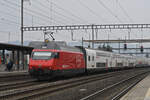 Re 460 052-4 durchfährt am 17.02.2025 den Bahnhof Rothrist.