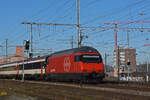 Re 460 019-3 durchfährt am 13.01.2025 den Bahnhof Muttenz.