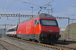 Re 460 040-9 durchfährt am 20.02.2025 den Bahnhof Pratteln.