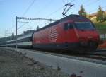 Die Re 460 006 mit einem IC am 03.11.2007 bei der Durchfahrt in Heustrich Emdthal.