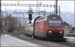 Re 460 108-4 fhrt mit einem IC aus Chur in Sargans ein.