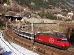 Die im neuen SBB-Kleid verkehrende Re 460 076 (ohne Bahn 2ooo Logo) lichtete ich am 24.01.2008 mit ihrem IR nach Locarno in der Fotokurve bei Wassen ab.