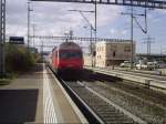 Nachschuss auf Re 460 068-0 mit IC 2000 bei der Durchfahrt Muttenz. Nchster Halt ist Basel SBB. 18.03.08