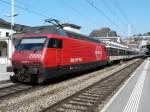 SBB - -460 019-3 mit Personenwagen im Bahnhof von Montreux am 05.04.2008