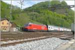 460 036-7 fhrt mit einem IR aus Chur in Ziegelbrcke ein.