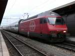 SBB - 460 014-4 mit Doppelstockwagen im Bahnhof von Biel/Bienne am 22.11.2008