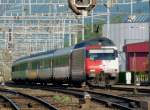 SBB - 460 090-4 mit Schnellzug bei der durchfahrt im Bahnhof von Lenzburg am 05.09.2008