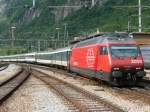 SBB - 460 081-3 vor Schnellzug bei deer einfahrt in den Bahnhof von Brig am 11.08.2008