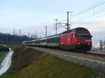 Bunt zusammengemischt fhrt IR 2128, gezogen von Re 460 069 Verkehrshaus vom Bodensee ber den Ottenberg ins Thurtal.