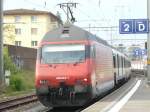 SBB - 460 044-1 am Schluss eines Schnellzug bei der ausfahrt aus dem Bahnhof von Morges am 25.09.2008