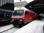 Re 460 017-7 ausnahmsweise vor dem Rheintalexpress am 27.01.07 im Bahnhof St.