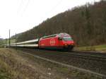 Re 460 018 mit EW IV-Pendel zwischen Gelterkinden und Tecknau am 14.04.2008