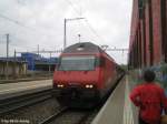 Re 460 042-5  Albis  mit IR 2131 nach Konstanz am 26.4.09 in Solothurn. Der Steuerwagen war mit Abstand das einladenste Fahrzeug im Zug. Da sich dort auch die Veloabteile befinden, wartete die Radfahrerin auf dem Bild auch bereits an der richtigen Stelle...