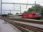 Eine 460 mit InterCity am 02.05.2009 bei der Durchfahrt durch Neuhausen am Rheinfall.