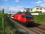 Pnktlich zur Durchfahrt des IR 2136 lockerte sich die Wolkendecke und ermglichte es mir, die Re 460 059 in der schnsten Frhlingsabendsonne abzulichten.