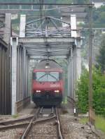 SBB - 460 009-4 auf der Aarekanlbrcke bei Brgg vor Schnellzug von Bern nach Biel am 05.05.2009