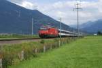 Re 460 015-1 befindet sich am 28.7.09 mit dem IR 1784 zwischen Bilten und Reichenburg.