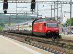 SBB - 460 108-4 vor Schnellzug bei der einfahrt im Bahnhof von Liestal am 11.05.2009