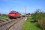 Re 460 095-3  Bachtel  zieht ihren IR 2136 kurz nach der Durchfahrt des Bahnhofs Tgerwilen Dorf weiter in Richtung Weinfelden, Frauenfeld, Winterthur, Zrich Flughafen, Zrich Hauptbahnhof, Olten,