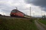 Unter dunklem Himmel fhrt IR 2136 mit Re 460 044-1  Zugerland  durch die Tgerwiler Kurve.