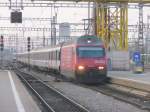 SBB - 460 047-4 vor Schnellzug bei der einfahrt im Hauptbahnhof von Zrich am 18.12.2009