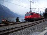 Re 460 045-8 mit IC 578 von Chur nach Basel SBB vor der Durchfahrt durch Mhlehorn am Walensee, kurz nach Verlassen des einspurigen Streckenabschnitts zwischen Tiefenwinkel und Mhlehorn, 15.03.2010.