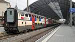 Der IR Olten-Bern mit der Re 460 118-3  Gotthard  bernimmt am 09.04.2010 in Olten den IC Dosto-Steuerwagen Bt 921-1.