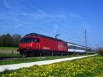 Re 460 000-3 mit IR 9058 von Konstanz nach Biel in der Nhe von Kreuzlingen-Bernrain am 25.04.2010.