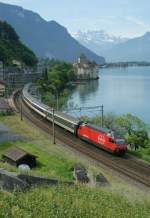 Nicht ein strahlend blauer, sondern ein leicht verschleierter Himmel dmpft heute das Licht soweit, dass sich beim  klassischen Chteau Chillon Bild  diesmal die Lokfront nicht zu stark im Schatten