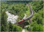 IR2178 aus Locarno mit einer Re460 an der Spitze erreicht die Kehrtunnels in der Biaschina oberhalb von Giornico.